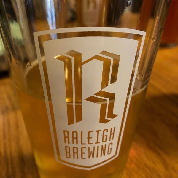 รูปภาพถ่ายที่ Raleigh Brewing Company โดย Bryan เมื่อ 4/26/2019