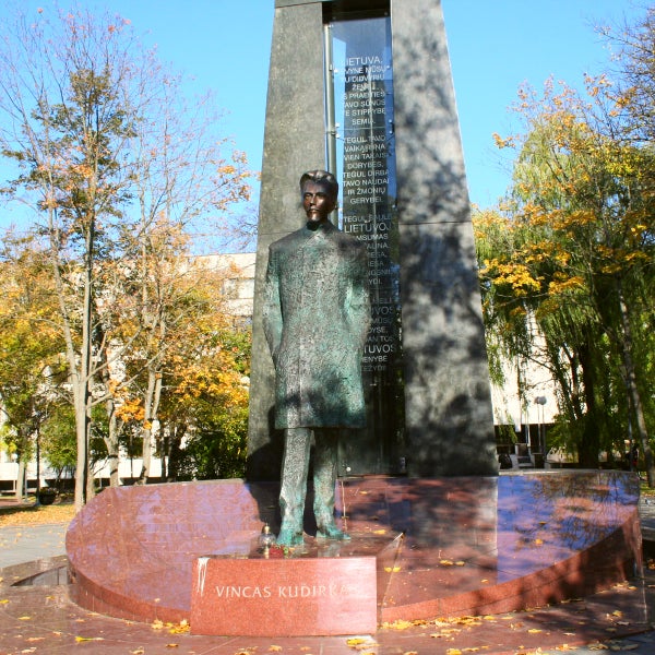 Aikštės centre stovi paminklas Lietuvos Respublikos himno autoriui,  dr. Vincui Kudirkai.