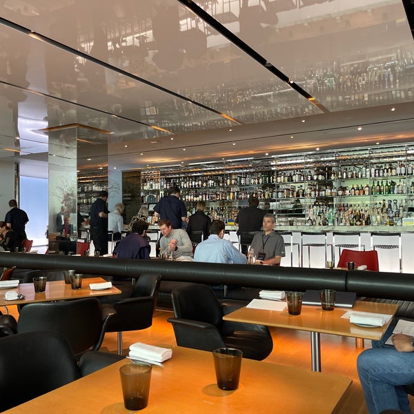 Foto diambil di The Modern—Bar Room oleh derrick f. pada 5/17/2022