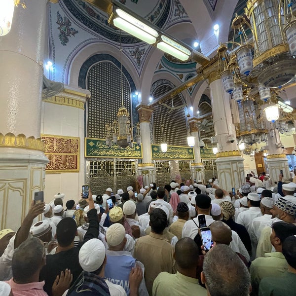 Photo taken at قبر الرسول صلى الله عليه وسلم Tomb of the Prophet (peace be upon him) by Saleh on 9/6/2022