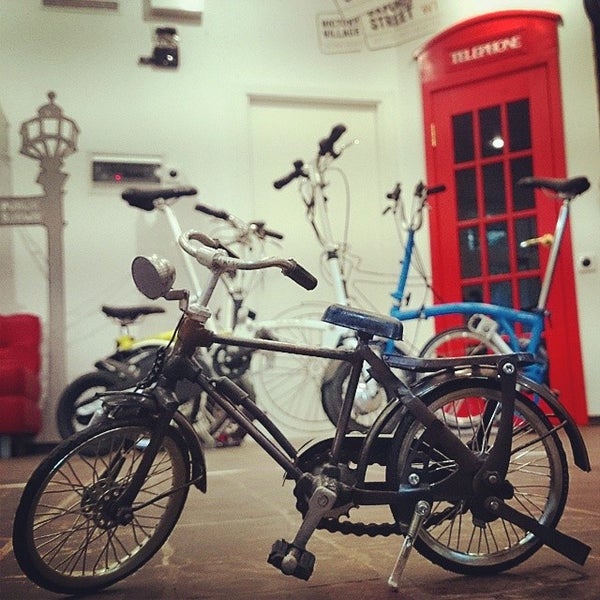 Снимок сделан в BRO&#39;bike Shop пользователем Brompton Bike 8/9/2014