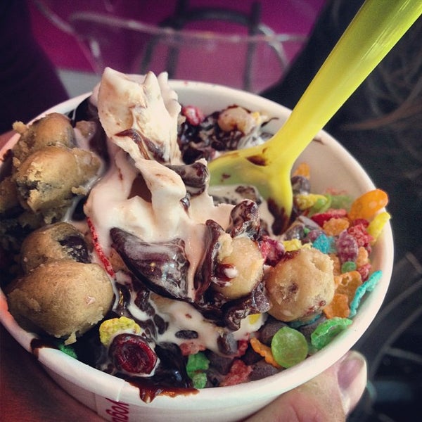 Das Foto wurde bei Yogurberry Frozen Yogurt Café von Drew H. am 3/20/2013 aufgenommen
