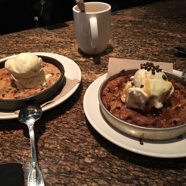 Photo taken at BJ&#39;s Restaurant &amp; Brewhouse by Ladan K. on 10/29/2015