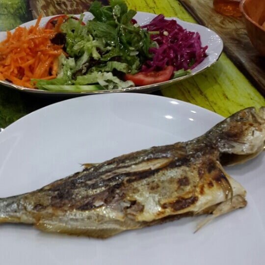 รูปภาพถ่ายที่ marmara balık lokantası โดย Hakan .. เมื่อ 10/21/2015