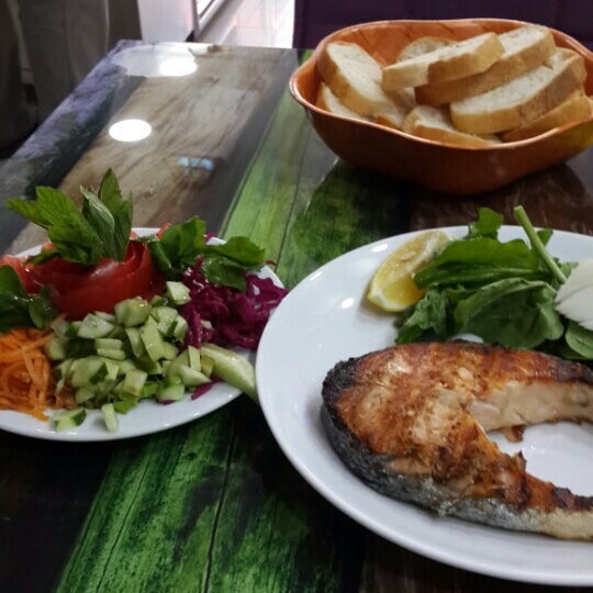 รูปภาพถ่ายที่ marmara balık lokantası โดย Hakan .. เมื่อ 8/30/2015