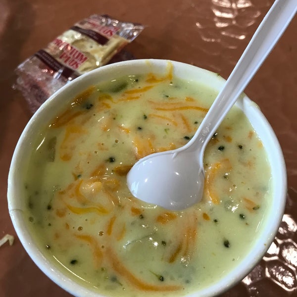 Deliciosa sopa de brócoli con queso en! Piping kettle