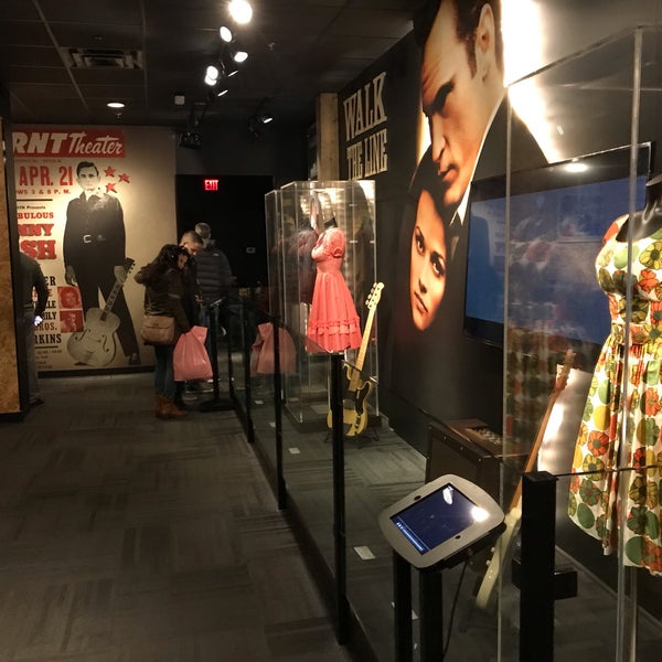 รูปภาพถ่ายที่ Johnny Cash Museum and Bongo Java Cafe โดย Eric N. เมื่อ 11/17/2019