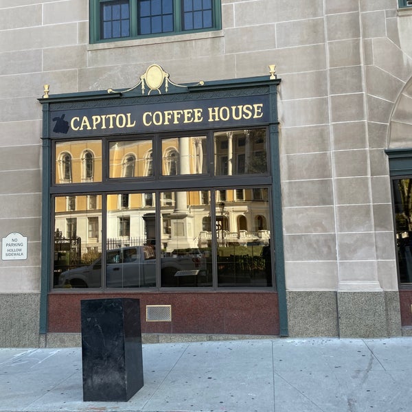 รูปภาพถ่ายที่ Capitol Coffee House โดย Eric N. เมื่อ 10/21/2022