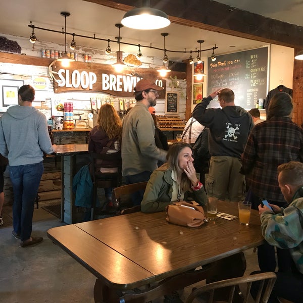 รูปภาพถ่ายที่ Sloop Brewing @ The Barn โดย Eric N. เมื่อ 10/13/2018