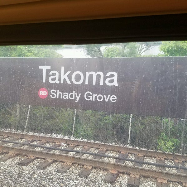 Das Foto wurde bei Takoma Metro Station von Charles P. am 7/28/2016 aufgenommen