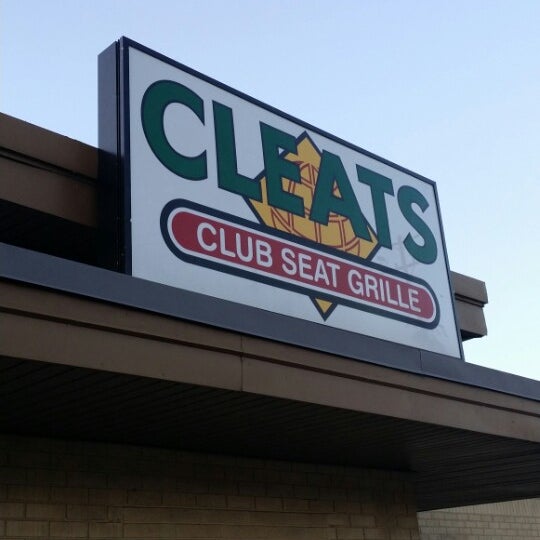 Foto diambil di Cleats Club Seat Grille oleh Nantambu N. pada 6/16/2014