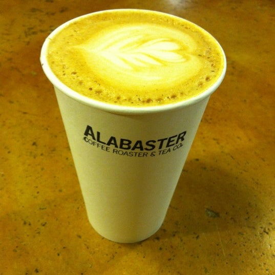 10/19/2012 tarihinde Sean F.ziyaretçi tarafından Alabaster Coffee Roaster &amp; Tea Co.'de çekilen fotoğraf