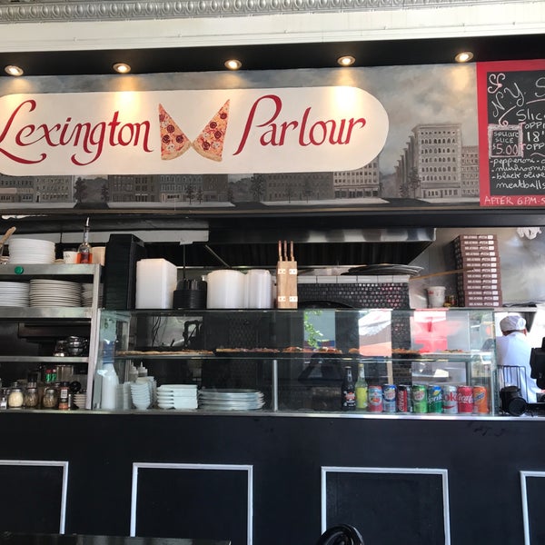Das Foto wurde bei Lexington Pizza Parlour von Srikanth K. am 7/10/2018 aufgenommen
