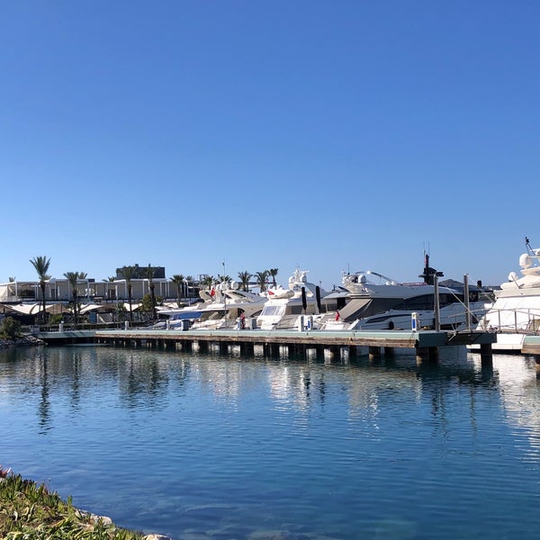 Foto diambil di Yalıkavak Marina oleh Nur A. pada 2/22/2024