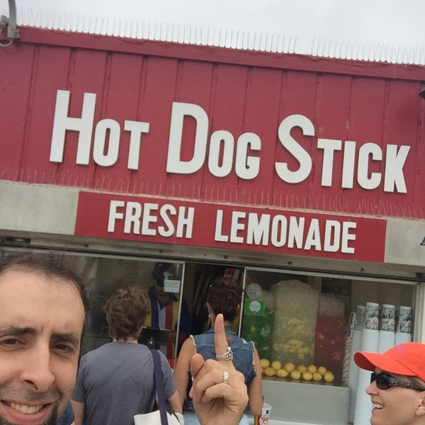 Das Foto wurde bei Hot Dog on a Stick von Keven L. am 6/13/2015 aufgenommen
