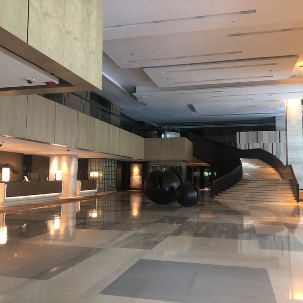 Foto scattata a New World Makati Hotel da Rhea Y. il 4/23/2021