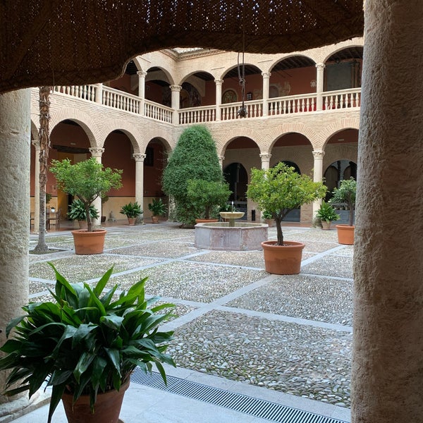 Foto diambil di Hotel Palacio de Santa Paula oleh André B. pada 2/17/2019