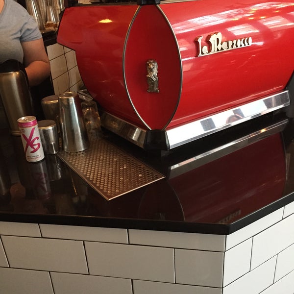 6/28/2015에 Amanda Y.님이 Double Dutch Espresso에서 찍은 사진