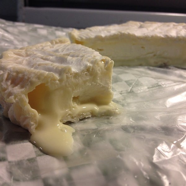 Das Foto wurde bei Saxelby Cheesemongers von Saxelby C. am 10/24/2014 aufgenommen