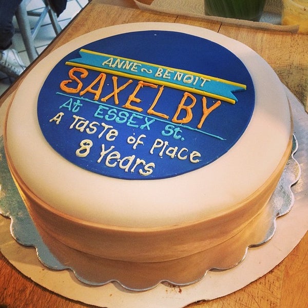 Photo prise au Saxelby Cheesemongers par Saxelby C. le5/4/2014