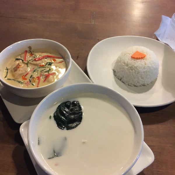 Foto scattata a Pum Thai Restaurant &amp; Cooking School da Krister L. il 3/11/2015