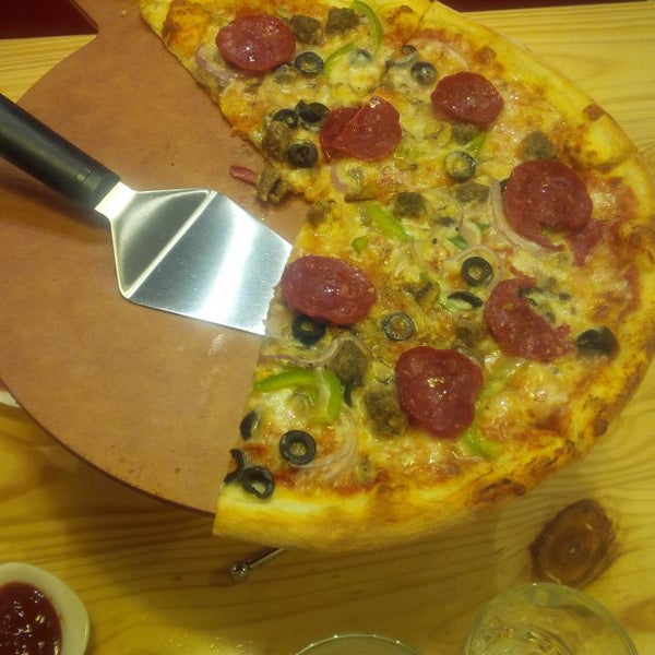 Foto diambil di Flippin Pizza oleh Villia J. pada 5/19/2014