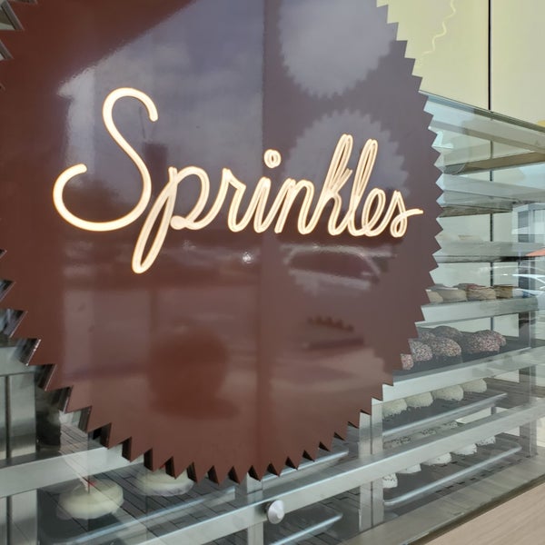 Снимок сделан в Sprinkles Cupcakes пользователем Sandy B. 4/24/2023