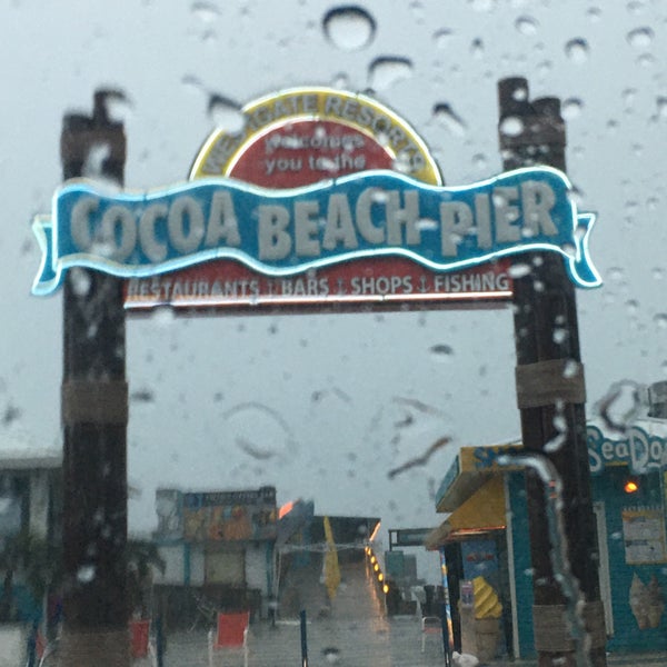 Foto tirada no(a) Cocoa Beach Pier por The Adventures of B. em 7/4/2020