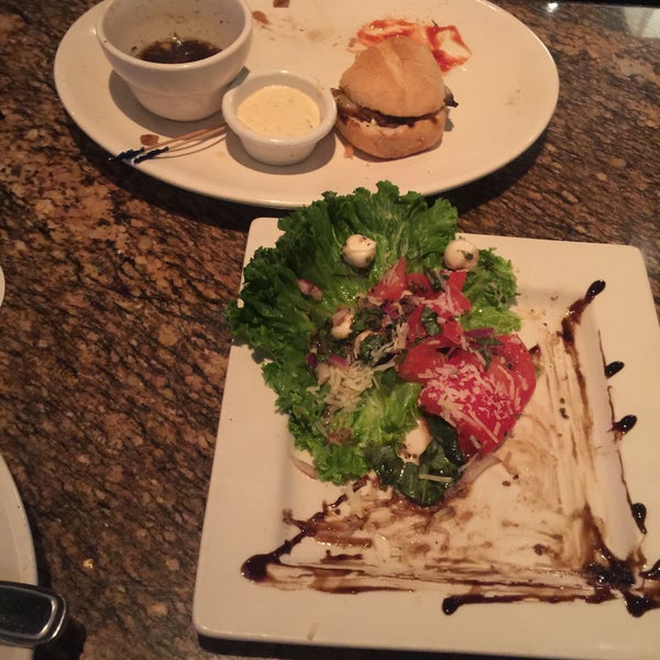 Photo taken at BJ&#39;s Restaurant &amp; Brewhouse by Jamie J. on 5/27/2015