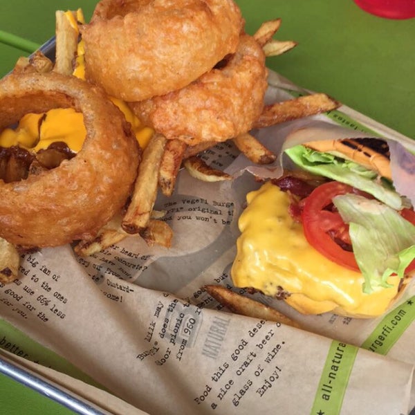 Foto diambil di BurgerFi oleh Oscar G. pada 4/4/2015