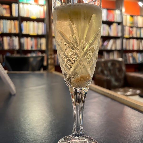 Photo taken at Battery Park Book Exchange And Champagne Bar by uəɥdəʇs ə. on 10/11/2023