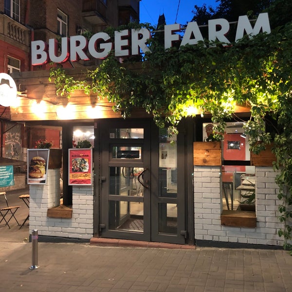 Average burger 🍔 and fries 🍟 nice indoor and outdoor seating ✨ friendly staff specks English 👍 but a little bit pricey 📈