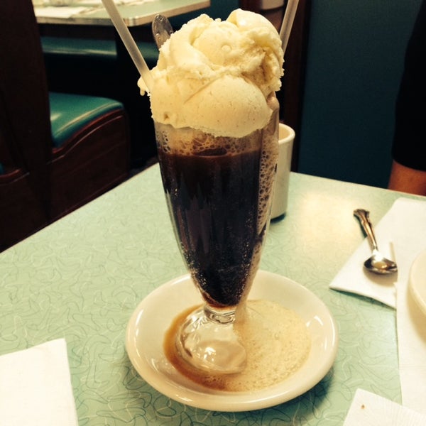 Das Foto wurde bei Krisch&#39;s Restaurant &amp; Ice Cream Parlour von MELiSSA am 9/25/2013 aufgenommen
