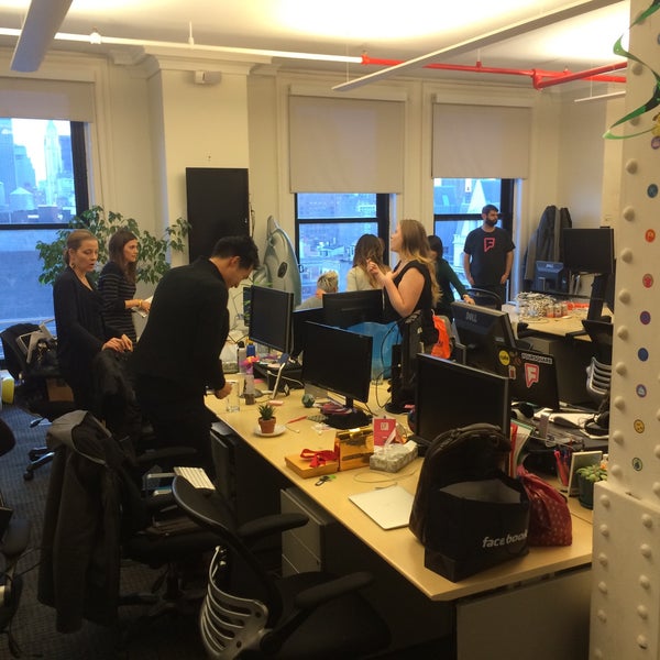 รูปภาพถ่ายที่ Foursquare HQ โดย Jon S. เมื่อ 2/12/2015