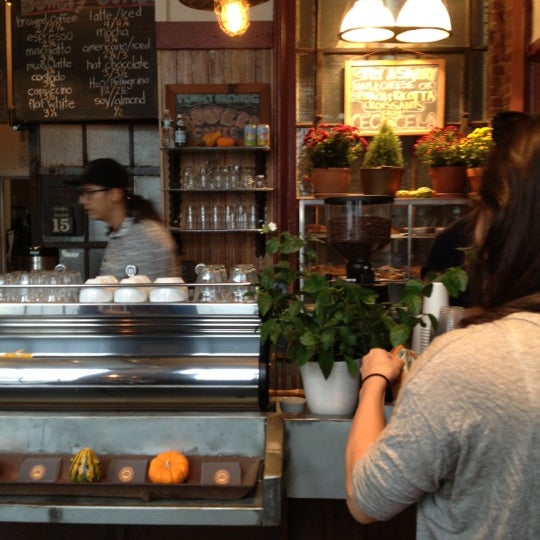10/15/2012 tarihinde Jon S.ziyaretçi tarafından Bowery Coffee'de çekilen fotoğraf