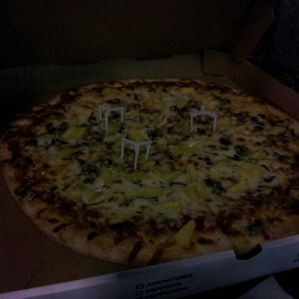 Foto tomada en Joey Brooklyn&#39;s Famous Pizza  por Rae M. el 6/12/2013