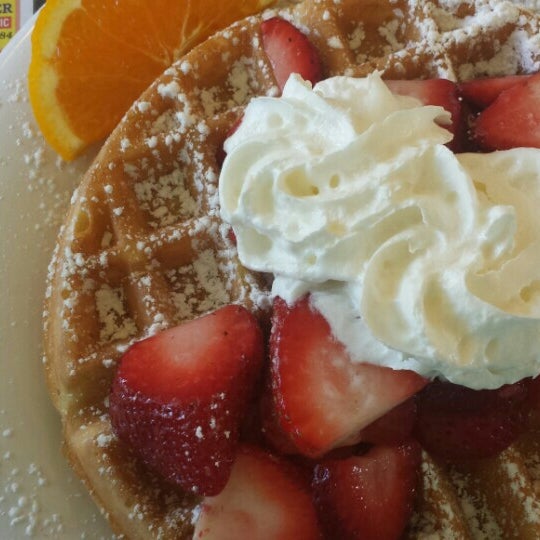 Das Foto wurde bei Augies Omelette &amp; Waffle House von Danielle E. am 7/17/2015 aufgenommen