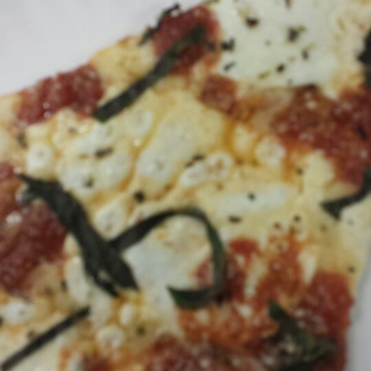 5/16/2014にNikos I.がCassiano&#39;s Pizzaで撮った写真