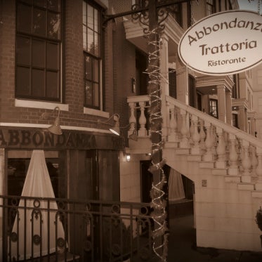 รูปภาพถ่ายที่ Abbondanza Trattoria &amp; Brick Oven Pizza โดย Abbondanza Trattoria &amp; Brick Oven Pizza เมื่อ 4/24/2014