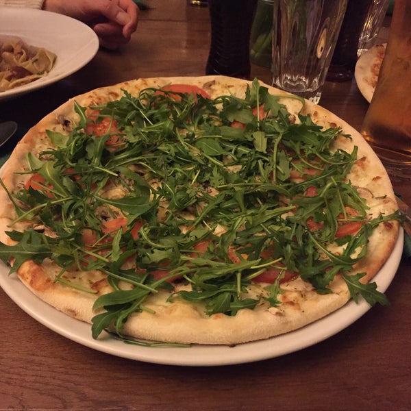 Both pasta and pizza are delicious here. In the picture: a custom Bianca with added rucola, tomatoes and mushrooms. Delicious.