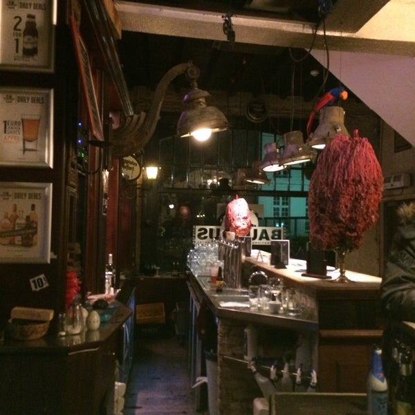 11/6/2015 tarihinde Karolina K.ziyaretçi tarafından Bauhaus Bar'de çekilen fotoğraf