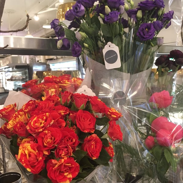 Photo taken at Dean &amp; DeLuca by Elvia F. on 4/20/2019