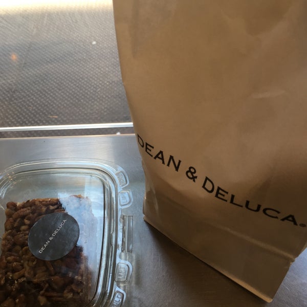 Photo taken at Dean &amp; DeLuca by Elvia F. on 4/13/2019