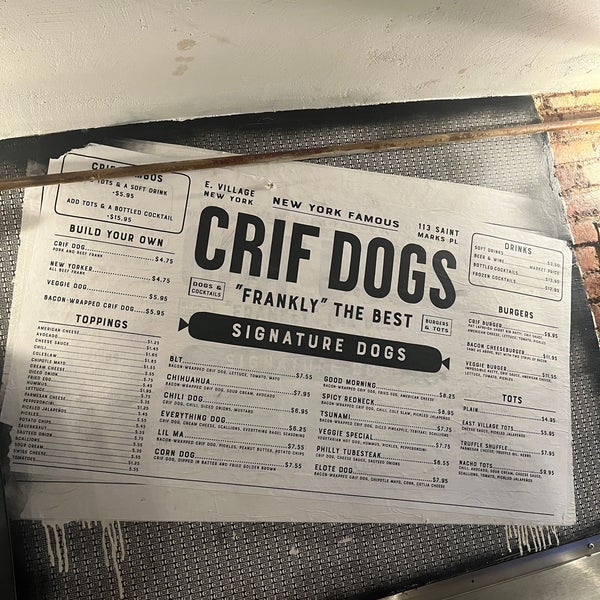 Foto diambil di Crif Dogs oleh Elvia F. pada 12/8/2023