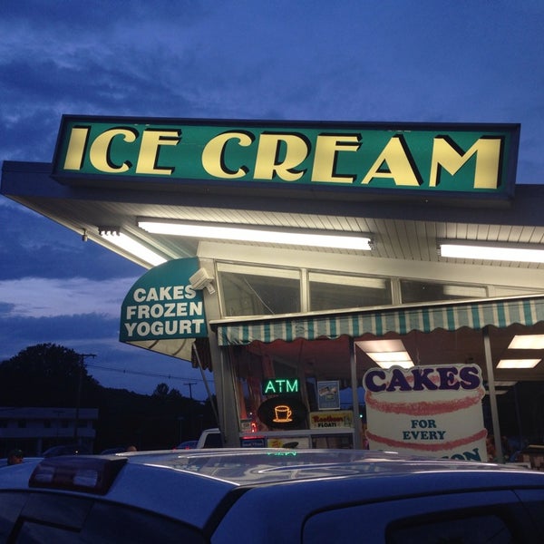 รูปภาพถ่ายที่ Curly&#39;s Ice Cream &amp; Frozen Yogurt โดย Kurt W. เมื่อ 9/6/2014