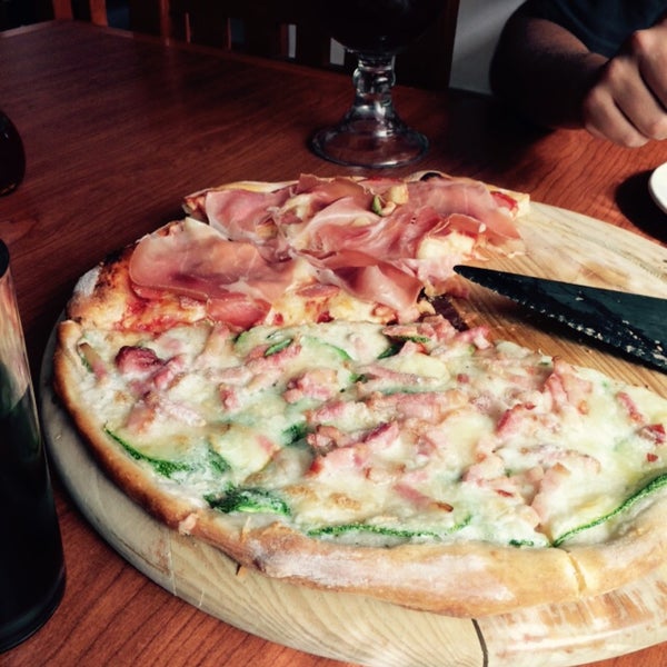 Foto tirada no(a) PAOLETTO Restaurante Italiano Pizzería por Liliana C. em 12/21/2014