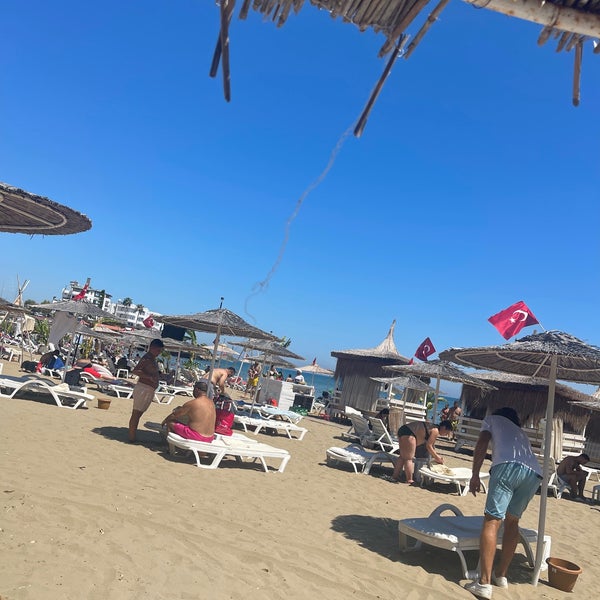 Photo taken at Mavi Beyaz Otel &amp; Beach Club by Mahmut on 8/28/2022