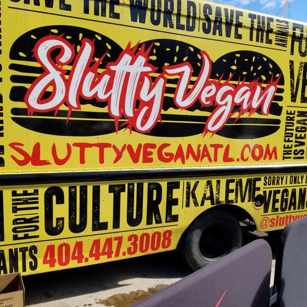รูปภาพถ่ายที่ SluttyVegan ATL โดย Nate เมื่อ 2/2/2019