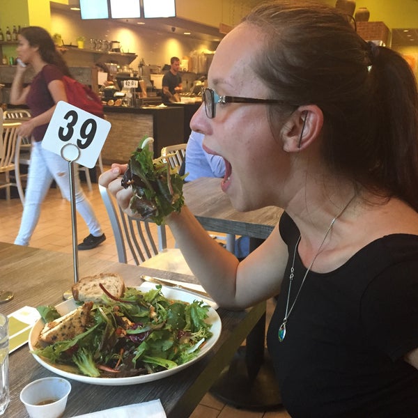 9/17/2016 tarihinde Liliya M.ziyaretçi tarafından Sprout Cafe'de çekilen fotoğraf