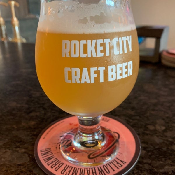 รูปภาพถ่ายที่ Rocket City Craft Beer โดย Brian A. เมื่อ 5/1/2019